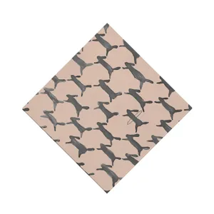 Set de table en tissu style nordique avec motif de lapin gris sur fond rose vue de détail.