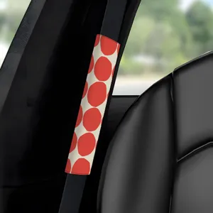 Roter gepunkteter Auto-Sicherheitsgurtbezug Detailansicht, stilvolles Autozubehör.