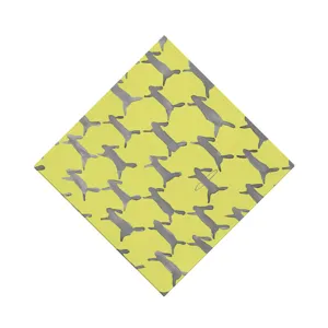 Vue détaillée du set de table en tissu jaune avec un charmant motif de lapin gris.