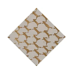 Détail de set de table en tissu nordique avec motif de lapin doré sur fond gris, repas.