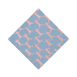 Détail du set de table en tissu bleu avec un charmant motif d'imprimé lapin rose pour la décoration