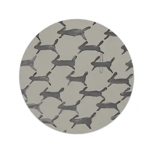 Vue detaillee du set de table rond en tissu style nordique avec motif de lapin mignon.