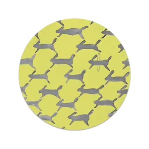 Set de table rond en tissu nordique avec motif de lapin gris sur fond jaune charmant.