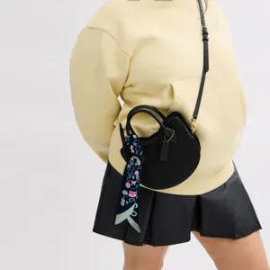 Écharpe twilly étroite style Chanel, ruban imprimé classique pour décoration de sac.