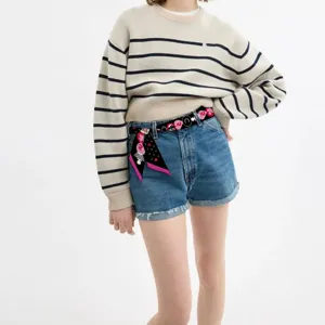 Chic écharpe de soie étroite noire et rose, long ruban élégant pour le cou, le sac ou la taille.