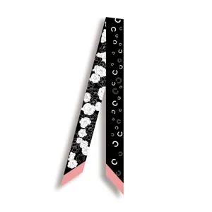Foulard twilly en soie noir et blanc pour femme, avec motifs floraux et monogrammes chics.