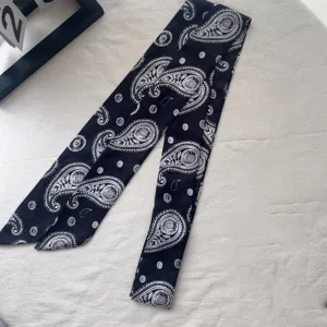 Sciarpa in seta lunga e sottile con motivo cachemire nero e bianco, nastro per capelli versatile.