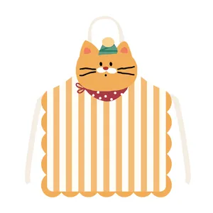 Dettaglio del grembiule da cucina a forma di gatto carino con tessuto a righe arancioni e bordo.