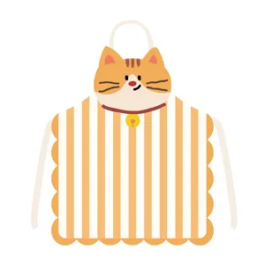 Dettaglio del grembiule da cucina con simpatico gatto e eleganti righe gialle.