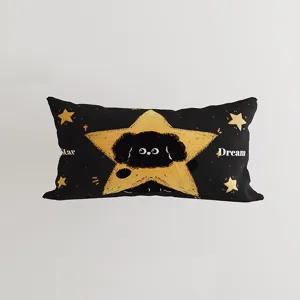 Dettaglio del cuscino rettangolare con gatto nero e motivo di stelle dorate chic.
