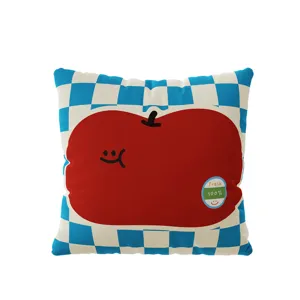 Housse de coussin mignonne style dopamine motif fruit avec fond à carreaux bleus.