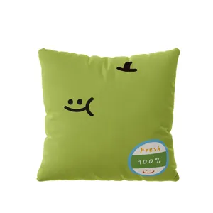 Housse de coussin carrée verte style dopamine avec impression de visage souriant pour salon cozy.