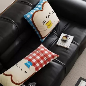 Gemütliches koreanisches Toast Kissen Set mit niedlichem Cartoon Gesicht für Wohnzimmer.