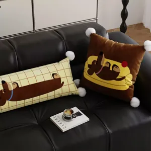Dettaglio cuscino divano bassotto simpatico, morbido cuscino peluche con design accogliente per casa.