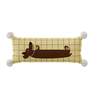 Vista dettagliata del cuscino per dachshund, motivo a quadri gialli con pon-pon morbidi.