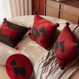 Cuscino decorativo rosso con sagoma di cagnolino, ideale per il divano del soggiorno.