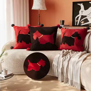 Fodera per cuscino decorativa rossa con terrier scozzese per divano accogliente.
