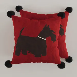Cuscino decorativo quadrato rosso con silhouette di terrier scozzese nero e pon pon per la casa.