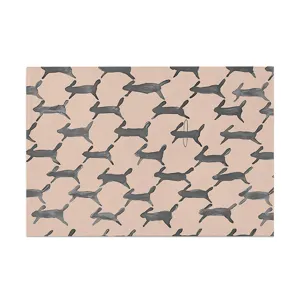 Vue detaillee du set de table en tissu style nordique avec joli motif de lapins.