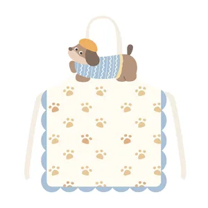 Süße Cartoon-Hund Kochschürze Detail mit Pfoten Muster und Wellenrand für Küche und Familie.