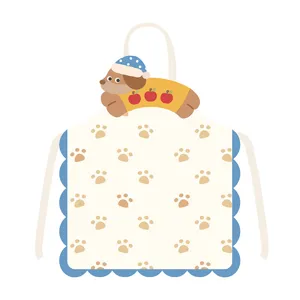 Niedliche Cartoon-Hund Küchen-Kochschürze mit süßen Pfotenabdrücken und blauem Saum.
