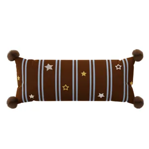 Lungo cuscino marrone con strisce blu, stelle e pompon per decorazione divano e letto.
