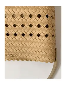 Detailaufnahme einer gewebten Damen Ledertasche mit stilvollem rautenförmigen Lochmuster.