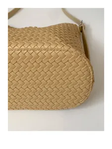 Nahaufnahme Detail der gewebten Ledertasche mit feiner Textur und präziser Randnaht.