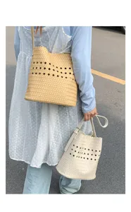Detailaufnahme im Freien zeigt geflochtene Eimer-Taschen mit geometrischen Mustern.