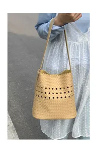 Detailansicht der beigen geflochtenen Beuteltasche mit Rautenmuster und edlem Wellrand.