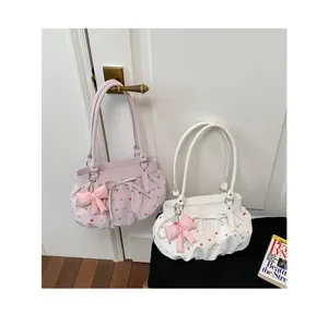 Vue détaillée de sacs à épaule plissés à pois colorés de style coréen tendance avec nœud mignon.