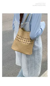 Beige geflochtene hohle Eimertasche Detail, stilvolle Sommertasche für Damen.