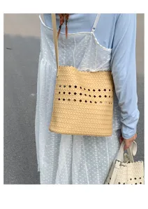 Geflochtene Eimer Tasche Detail mit filigranem Hohlmuster und elegantem Schulterriemen.
