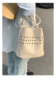 Sommer gewebte Eimertasche Damen Umhängetasche hohles design beige lässige Handtasche