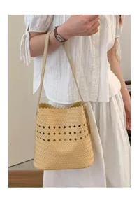 Damen Sommer geflochtene Eimertasche mit stilvollem hohlem Rautenmuster und bequemem Schultergurt.