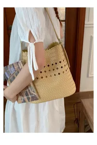 Sommer geflochtene Beuteltasche für Damen, schicke, ausgehöhlte Umhängetasche in Beige, elegant.