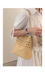Strohkorb Tasche Detail mit hohlem Ausschnitt Muster, minimalistisches Sommer Umhängetasche Design.
