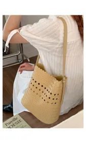 Detailansicht der geflochtenen Beuteltasche mit Lochmuster und Wellenrand, Sommer.