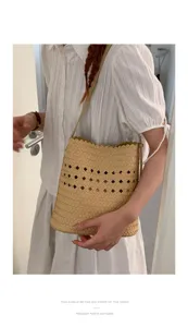 Gewebte Beuteltasche für Damen, sommerliche Schultertasche mit stilvollem Flechtmuster.