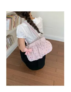 Détail de sac à épaule rose style coréen pour filles, motif à pois colorés avec nœud.