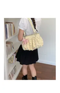 Sac a main sous les bras style coreen pour femme avec pois colores et joli design plisse.