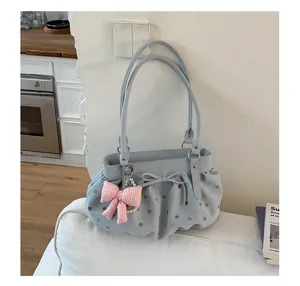Sac à épaule plissé bleu clair à pois colorés et pendentif nœud rose mignon.