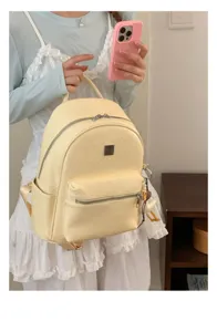 Gedetailleerd overzicht van lichtgeel geweven rugzak, stijlvolle casual schooltas.