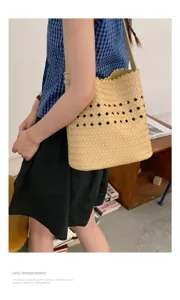 Geflochtene Beuteltasche Detailansicht, stilvolle Sommertasche mit Rauten-Ausschnitt.