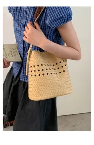 Beigefarbene geflochtene Leder Eimer Tasche mit Ausschnitt Design, stylische Umhängetasche.