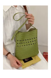 Gruene gewebte Leder Eimer Tasche fuer Damen, stylische Schulter Umhaengetasche mit Riemen.