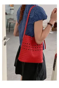 Rote geflochtene Leder Eimer Tasche für Damen, stylische Schultertasche mit Lochmuster Sommer.