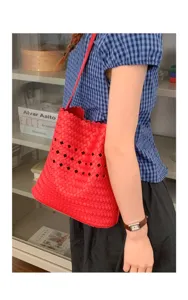 Rote geflochtene hohle Schulter Eimertasche Sommer lässige Achseltasche für Damen stilvolles Zubehör