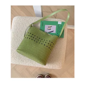 Grüne gewebte Beuteltasche mit Lochmuster für Damen, stilvolle Sommer Schultertasche.