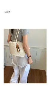 Borsa a spalla intrecciata da donna, elegante borsa da lavoro con dettaglio di perline.